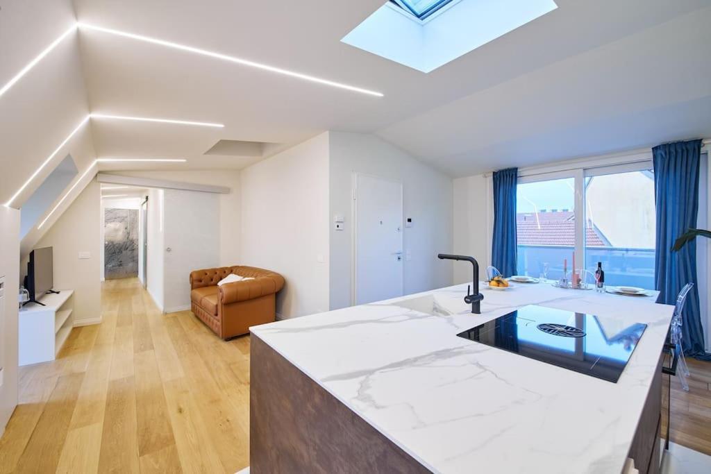 Apartamento Attico Lussuoso Con Spa A 10 Min Dal Duomo Milán